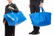 A Ikea, loja de móveis e decorações, acusou a Balenciaga de ter plagiado sua bolsa Frakta Bag