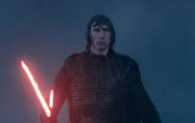 <b>Kylo Skywalker?</b> A relação algo espiritual, telepática vista entre Kylo Ren (Adam Driver) e Rey em Os Últimos Jedi deve se revelar de maneira mais concreta. São parentes ou não? Kylo vai renovar o culto ao vovô Vader ou rumar para o lado luminoso da Força? E aí, finalmente conheceremos os tais Cavaleiros de Ren? De que maneira Darth Sidious, o Imperador, vai impor seu retorno à trajetória de Kylo? O jovem fará as pazes com o passado da família e sua mãe, Organa, buscando redenção pelo que fez ao pai, Han Solo? Perguntas demais para nenhuma resposta. Haja imprevisibilidade – ajudada à beça pelo talento de Driver no papel