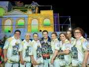 Presidente do Senado, Davi Alcolumbre, abraça os avós que foram tema do desfile da escola de samba Império da Zona do Norte