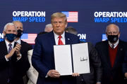 Após o diagnóstico de Covid, Trump postou fotografias em que assinava documentos 