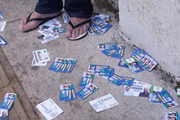 Garis recolhem propaganda eleitoral antes da abertura da zona eleitoral 246, zona sul de São Paulo
