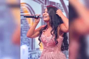 Natural de Sergipe, Paulinha iniciou a carreira com 12 anos de idade, cantando em trios elétricos. A trajetória em bandas começou com a Flor de Mel e passou por Panela de Barro e GDO do Forró