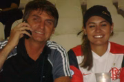 Michelle e Jair Bolsonaro se conheceram em 2006, quando ela trabalhava como assessora parlamentar no gabinete do atual marido. Na época, ele ainda era deputado federal. A diferença de idade entre os dois é de 27 anos 