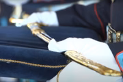 Exército entrega espadas a seus oficiais de maior patente como símbolo de comprometimento