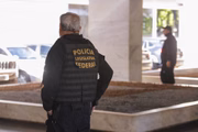 Polícia Federal no prédio onde fica o apartamento funcional da deputada Carla Zambelli