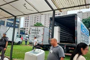 Caminhões que devem retirar as famílias que ocupam edifício da UniSant'Anna. Imagem: Frente Luta por Moradia