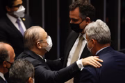 Procurador-geral da República, Augusto Aras, cumprimenta os senadores após a aprovação de sua recondução ao cargo