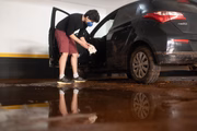 O professor de música César Ribeiro havia deixado um violão dentro do carro: prejuízo
