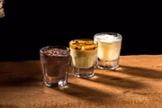 O menu inclui sobremesas variadas, como o trio de brigadeiros