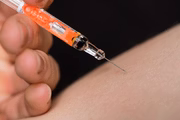 Segundo a farmacêutica GSK, o sotrovimabe é eficaz contra mutações do coronavírus, assim como as que caracterizam a variante Ômicron. O remédio é injetável e de uso restrito a hospitais