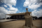Por isso, a Associação Brasileira de Lésbicas, Gays, Bissexuais, Travestis, Transgêneros e Intersexos (ABGLT) e o Partido Popular Socialista (PPS) provocaram o Supremo Tribunal Federal (STF) através de duas ações, em 2012 e 2013, respectivamente, reivindicando a criminalização de condutas homofóbicas