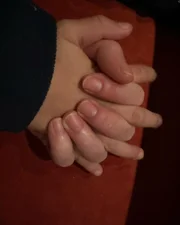Luana Piovani posa de mãos dadas com o filho mais velho, Dom