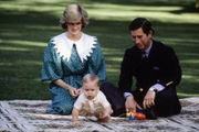 Diana, Charles e William posam para uma foto no gramado da Casa do Governo, em 23 de abril de 1983, em Auckland, Nova Zelândia, durante o Royal Tour da Nova Zelândia