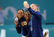  A medalhista de prata Rebeca Andrade do Time Brasil, a medalhista de ouro Simone Biles do Time dos Estados Unidos e a medalhista de bronze Jade Carey do Time dos Estados Unidos posam para uma selfie no pódio durante a cerimônia de medalhas da Ginástica Artística Final do salto feminino no oitavo dia dos Jogos Olímpicos Paris 2024 