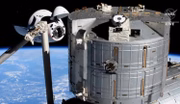 Astronautas chegam à estação espacial a bordo da cápsula da SpaceX