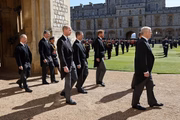 William e Harry na despedida do avô. Primo Peter Phillips ficou entre eles na procissão fúnebre
