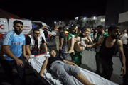 Dezenas de pessoas feridas por um ataque aéreo israelense na mesquita Ahmed Yassin, no campo Al-Shati, na Faixa de Gaza, chegam ao Hospital Al-Shifa