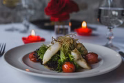Salada verde com lulas confitadas, tomate cereja e alho poró crocante (R$ 42)
