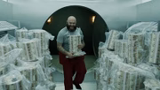 <b>La Casa de Papel: Parte 2.</b> À medida que a polícia se aproxima da identidade do Professor, ele falha na comunicação com a Casa da Moeda, algo que leva a uma rebelião e à prisão de um dos ladrões