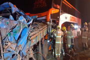 Colisão aconteceu entre dois caminhões e um ônibus