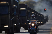 Desfile de carros militares para entregar a Bolsonaro um convite para a Operação Formosa