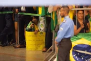 Bolsonaristas usaram verde e amarelo para receber Bolsonaro