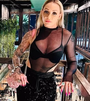 Aline Bianca posa de look todo preto