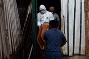 Após chamado no bairro 10 de Novembro, em Manaus, equipe da SOS Funeral retira corpo de vítima da Covid-19 e leva para Cemitério Nossa Senhora Aparecida 