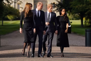 Os dois irmãos com as esposas. William e Harry são filhos do rei Charles III