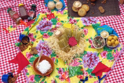 A Broto Gastronomia lançou uma caixa junina para um piquenique que serve bem três pessoas. O kit inclui bolo de coco, canjica, pamonha, coxinha de galinha caipira, entre outros itens. A refeição custa R$ 265 e a equipe aceita encomendas pelo WhatsApp (61) 9315-0187 A Broto Gastronomia lançou uma caixa junina para um piquenique que serve bem três pessoas. O kit inclui bolo de coco, canjica, pamonha, coxinha de galinha caipira, entre outros itens. A refeição custa R$ 265 e a equipe aceita encomendas pelo WhatsApp (61) 9315-0187