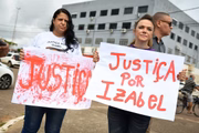 Por volta das 8h30, os parentes de Izabel já estavam reunidos em frente ao fórum para protestar por justiça