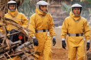 <b>Epidemia (1995) - Netflix :</B> Sam Daniels (Dustin Hoffman) é coronel-médico do exército americano, além de ser o chefe do departamento de pesquisas epidemiológicas. Ele investiga uma nova doença contagiosa, que mata em pouquíssimo tempo e já dizimou um acampamento militar na África. Em virtude de um macaco ter sido levado de forma clandestina para os Estados Unidos, uma população de uma pequena cidade americana começa a apresentar os mesmos sintomas da doença, porém o contágio se desencadeia muito mais rapidamente, assim o exército coloca a cidade sob quarentena. Mas quando o cientista do exército tenta ajudar a população é inexplicavelmente afastado do caso