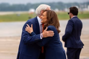 Kamala Harris comprimentando o governador Tony Evers - Metrópoles