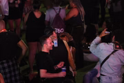Os atores José Loreto e Duda Santos curtiram o último dia de Rock In Rio aos beijos