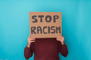 Crime imprescritível é aquele que não prescreve, ou seja, que será julgado independentemente do tempo em que ocorreu. No caso do racismo, a Constituição Federal de 1988 determina que, além de ser imprescritível, é inafiançável