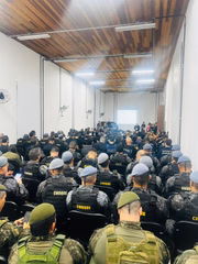 Policiais recebem orientações antes de participar da Operação Fim de Linha, do MPSP, que mira empresas de ônibus suspeitas de ligação com o PCC