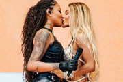 Brunna Gonçalves e Ludmilla dão selinho durante show