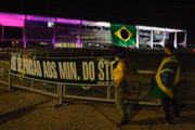 Perto do palácio, apoiadores do presidente Jair Bolsonaro (PL) observavam