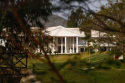 A fachada vista da estrada
