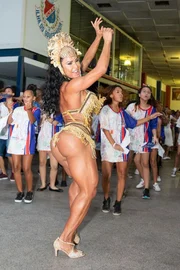 O "bumbum na nuca" sempre fica a mostra em suas fantasias 