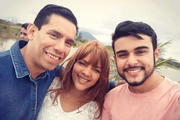 Allan aparece nessa foto com Flordelis e o marido dela o pastor Anderson (à esquerda)