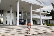 O cantor chamou atenção ao postar uma foto na frente de sua casa 