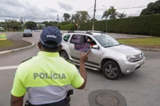 A PMDF fechou a entrada para a rua do governador Ibaneis Rocha