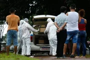 Carro funerário chega com mais um caixão de vítima da Covid-19 em cemitério de Goiânia