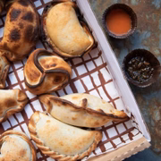 "Um bodegon é um boteco argentino onde são servidos petiscos, cervejas, empanadas e pedidos rápidos como sanduíches", explica Lucas