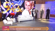 Além disso, colocou um sofá branco no palco