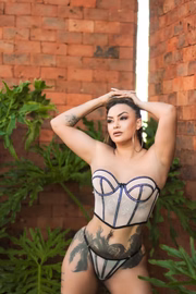 Valentina Miranda posa provocante para comemorar título de embaixadora