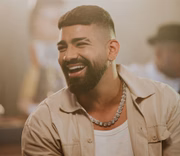 Dilsinho acumula cerca de 9,3 milhões de ouvintes mensais no Spotify, além de ter conquistado em2019 o Prêmio Multishow na categoria “Melhor Cantor do Ano”