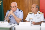 Comandantes da Aeronáutica e da Marinha: respectivamente Marcelo Kanitz Damasceno (tenente-brigadeiro do ar) e Marcos Sampaio Olsen (almirante de esquadra)