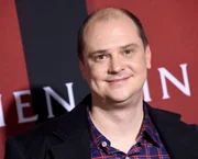 <b>O olhar do diretor</b>. Aos 41 anos, Mike Flanagan dirigiu, escreveu e montou Doutor Sono, de longe seu trabalho mais ambicioso. Sem usar truquezinhos típicos de terror, como sustos repentinos (os tais <i>jump scares</i>), ele geralmente narra histórias que envolvem traumas individuais e familiares. O sobrenatural vem, às vezes, como sintoma ou resultado desses sofrimentos e angústias, em uma perspectiva que tanto assusta quanto encanta: sinergia constante entre horror, fantasia e dramas humanos. Estreou com Absentia (2011), fez burburinho no meio indie com Oculus (2013) e conquistou certa fama pop ao trabalhar com a Netflix em Hush (2016), Jogo Perigoso (2017), sua primeira adaptação de King, e a série A Maldição da Residência Hill, que ganhará segunda (e última) temporada. Também assinou a subestimada continuação Ouija: Origem do Mal (2016) e O Sono da Morte (2016), longa que demorou a chegar ao público por causa da falência da produtora Relativity Media